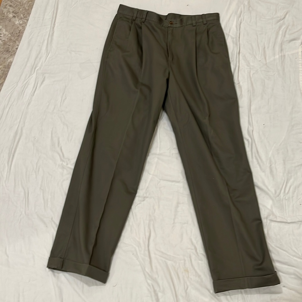 Men’s Khakis Olive Pleated Cuffed Legs 36 x 32 Jos A Bank 100% Cotton